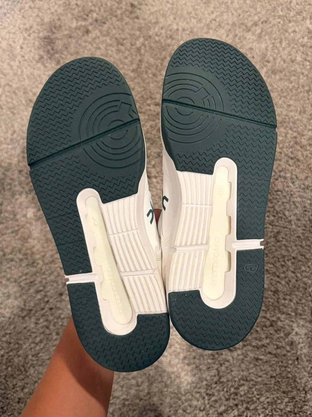On Running The Roger Clubhouse Sneakers White Evergreen